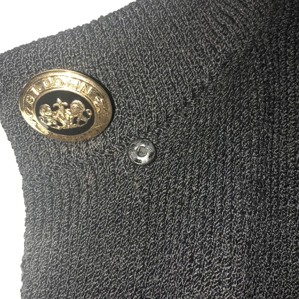 Beautiful St. John button down sweater.​